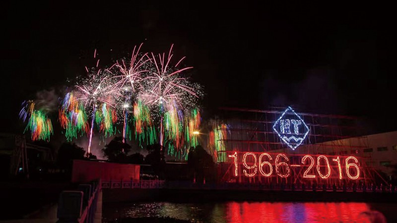絢麗煙花閃亮夜空，共祝愿海天五十華誕1