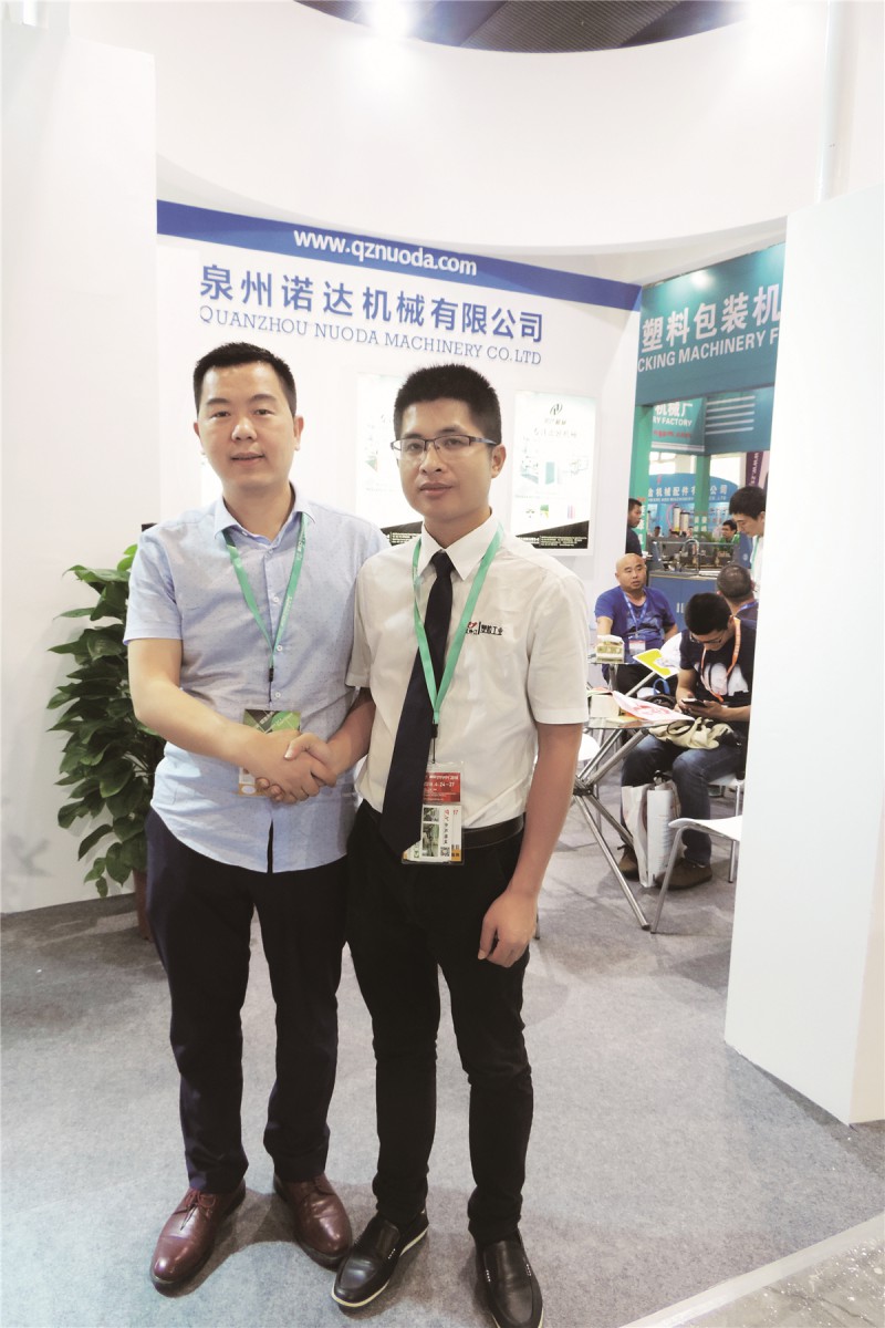 泉州諾達總經(jīng)理龍學(xué)兵（左）與本刊記者