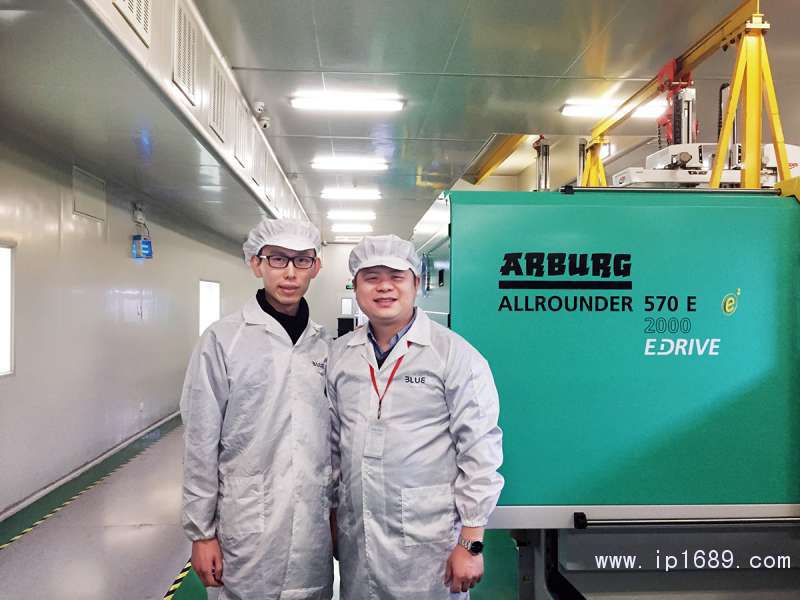 貝萬(wàn)德公司Marketing-Manager-Danny-Sair-佘建榮（左）與阿博格（深圳）大區(qū)銷(xiāo)售經(jīng)理蕭航合影