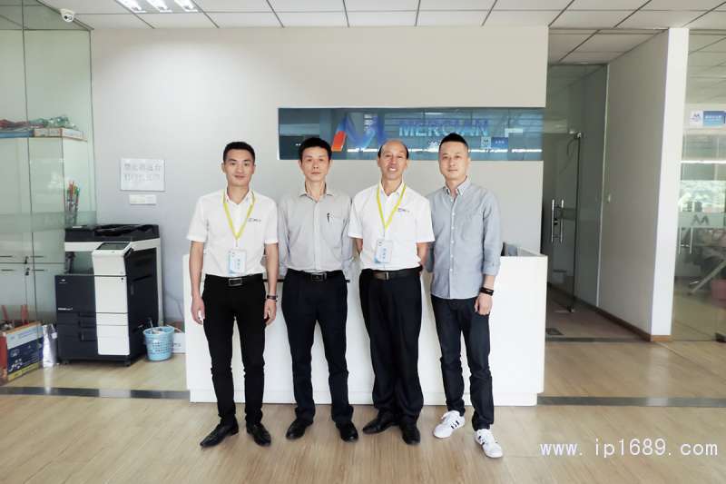 佛山市南海美爾鑫涂業(yè)有限公司總監(jiān)王新水（左二）、羅子逸（左四）與本刊發(fā)行部同事合影