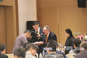 現(xiàn)場頒發(fā)證書。