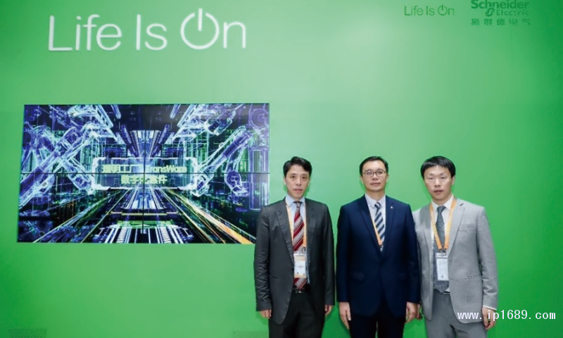 施耐德電氣高級(jí)副總裁、工業(yè)事業(yè)部中國(guó)區(qū)負(fù)責(zé)人龐邢?。ㄖ校?，施耐德電氣（中國(guó)）有限公司工業(yè)事業(yè)部智能制造負(fù)責(zé)人李凱（左），施耐德電氣（中國(guó)）有限公司工業(yè)事業(yè)部控制與驅(qū)動(dòng)業(yè)務(wù)部總經(jīng)理胡曉（右）