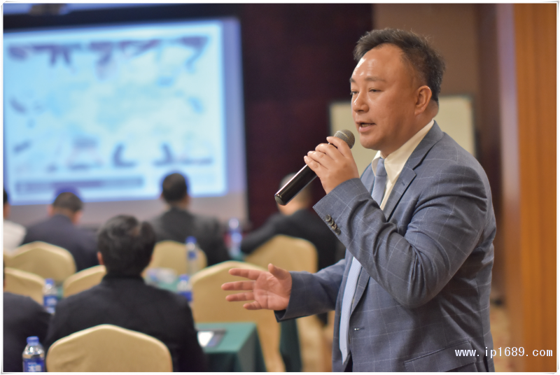 順德考特斯CEO陳俊添先生（圖一）與考特斯德國總部銷售總監(jiān)Alain-Cappelle（圖二）致歡迎辭及作公司介紹：擁有80多年歷史的考特斯是全球第一家生產(chǎn)商用擠出吹塑成型機的制造商，也是世界最大的擠出吹塑成型機械設(shè)備供應(yīng)商之一。-(1)