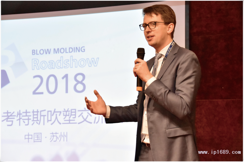 順德考特斯CEO陳俊添先生（圖一）與考特斯德國總部銷售總監(jiān)Alain-Cappelle（圖二）致歡迎辭及作公司介紹：擁有80多年歷史的考特斯是全球第一家生產(chǎn)商用擠出吹塑成型機的制造商，也是世界最大的擠出吹塑成型機械設(shè)備供應(yīng)商之一。-(2)