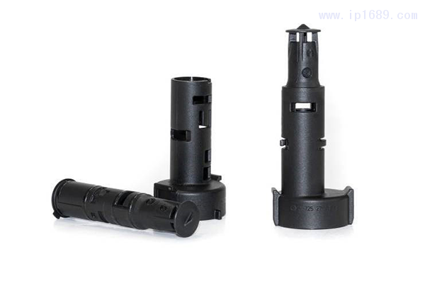 左起:機油濾清器排放螺絲的內(nèi)外管和成品部件