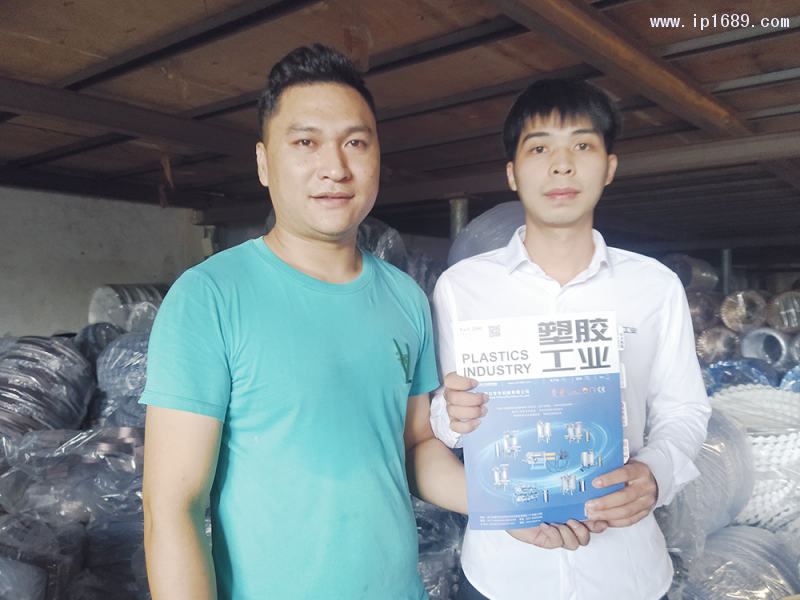中山市古鎮(zhèn)誠(chéng)普達(dá)塑料加工廠廠長(zhǎng)符定清(左)