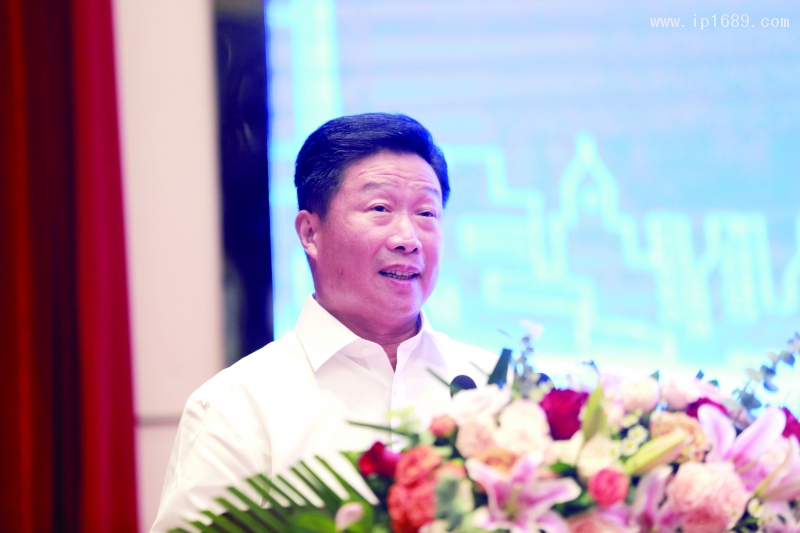 江蘇省塑料加工工業(yè)協(xié)會(huì)會(huì)長、江蘇雙星彩塑新材料股份有限公司董事長吳培服