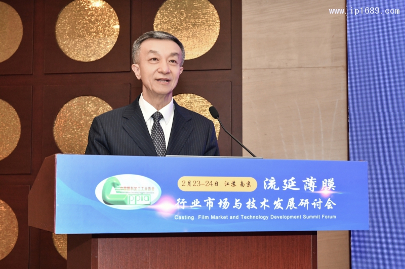 中國(guó)輕工業(yè)聯(lián)合會(huì)兼職副會(huì)長(zhǎng)、中國(guó)塑料加工工業(yè)協(xié)會(huì)理事長(zhǎng)朱文瑋