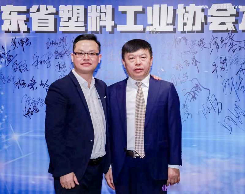 廣東省塑料工業(yè)協(xié)會會長、金發(fā)科技股份有限公司副董事長首席戰(zhàn)略官李建軍(右)與《塑膠工業(yè)》總經(jīng)理徐森(左)