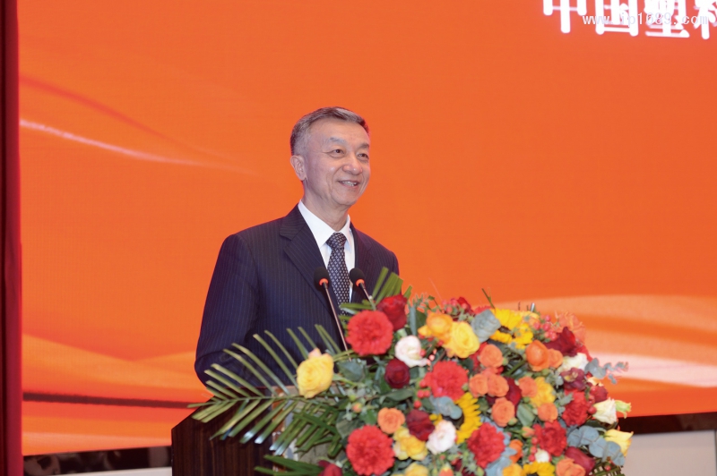 中國輕工業(yè)聯(lián)合會(huì)兼職副會(huì)長、中國塑料加工工業(yè)協(xié)會(huì)榮譽(yù)理事長朱文瑋