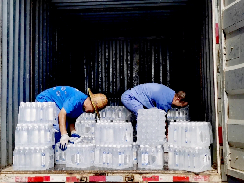 捐贈(zèng)涵蓋礦泉水、食用油、八寶粥、衣服等物資-拷貝